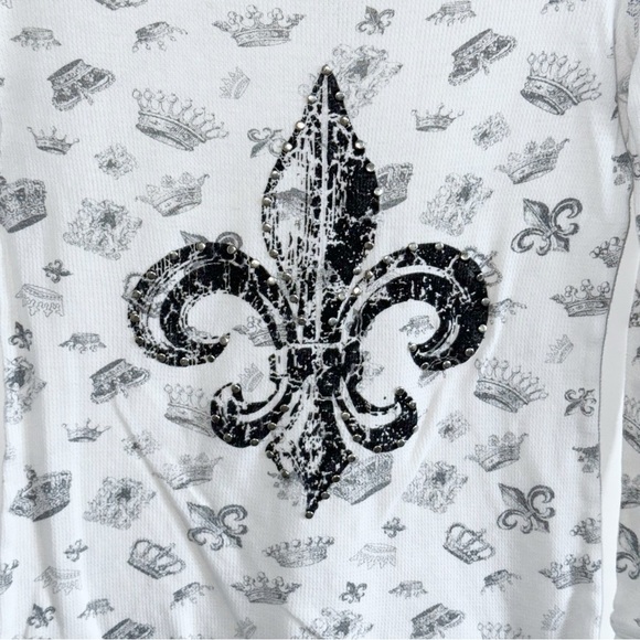 Yvette Mandell White Tee Fleur De Lys Crown Print Small Silver Stud Embellished - Picture 3 of 10